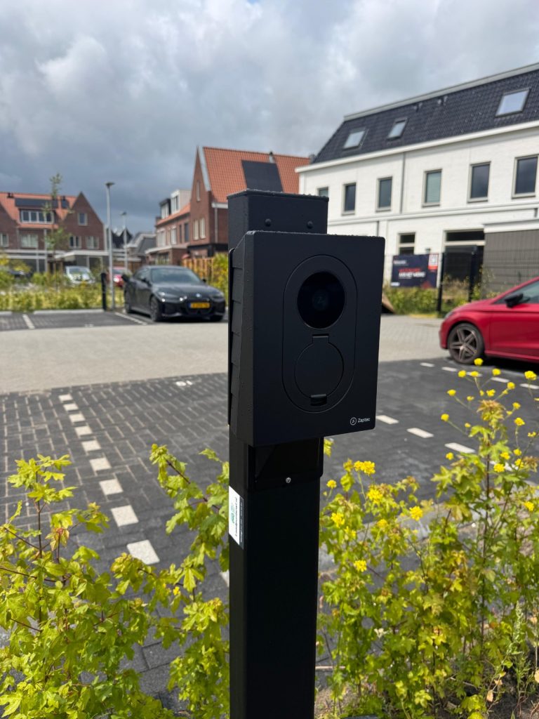 Laadpaal op een paal bij de parkeerplaats van een woonwijk